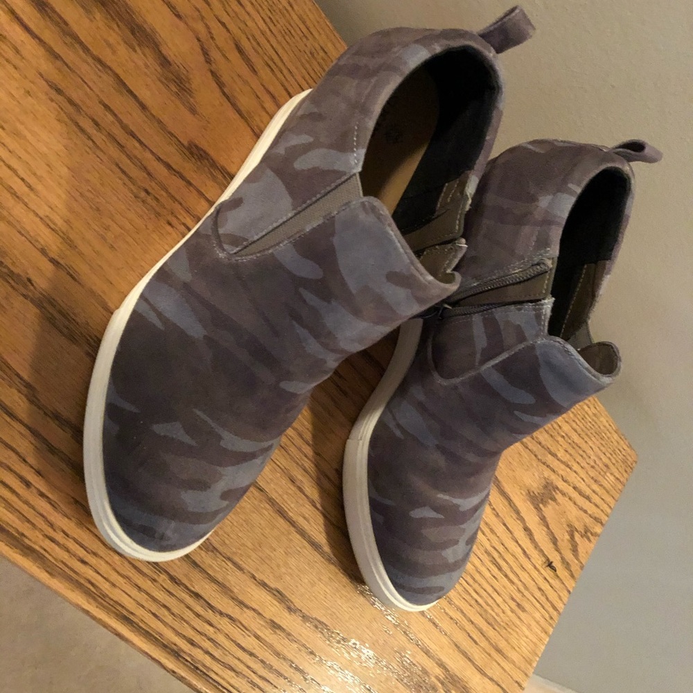 Wedge camo boots